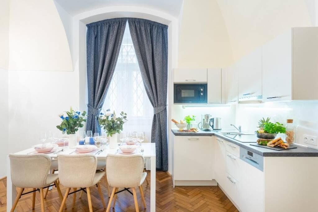 Rose Apartments / Romantic & Cozy / City Center Prag Exterior foto